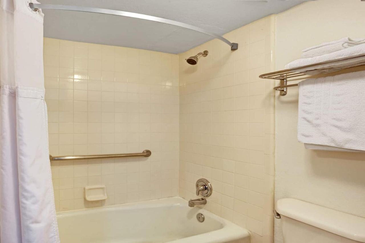 Zen Living Suites Extended Stay - Jacksonville - University Blvd Экстерьер фото